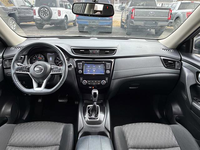 Used 2017 Nissan Rogue SV w/ SV Premium Package image 17