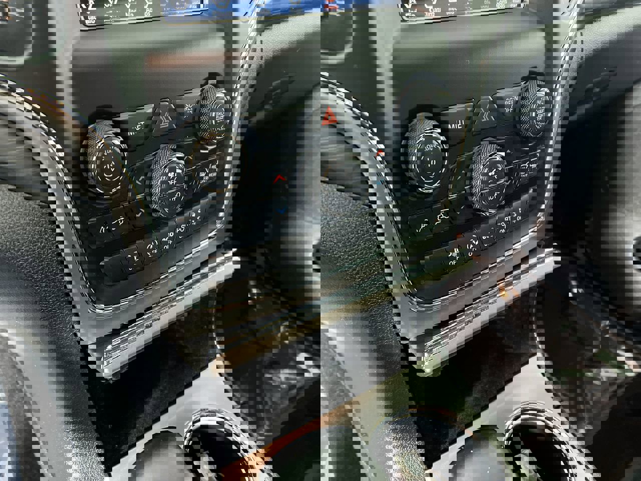 Used 2020 Jeep Grand Cherokee Laredo image 26