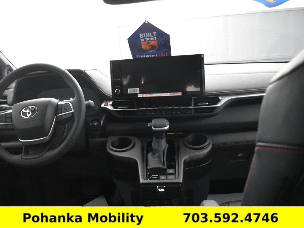 Used 2025 Toyota Sienna XSE image 5
