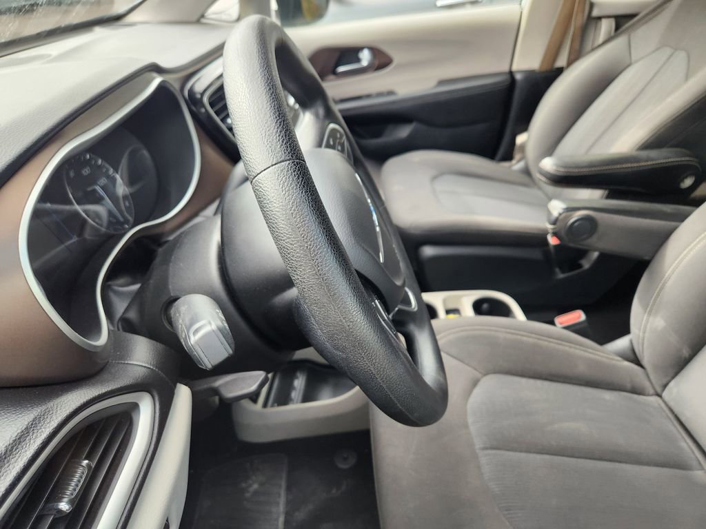 Used 2020 Chrysler Voyager L FWD image 16