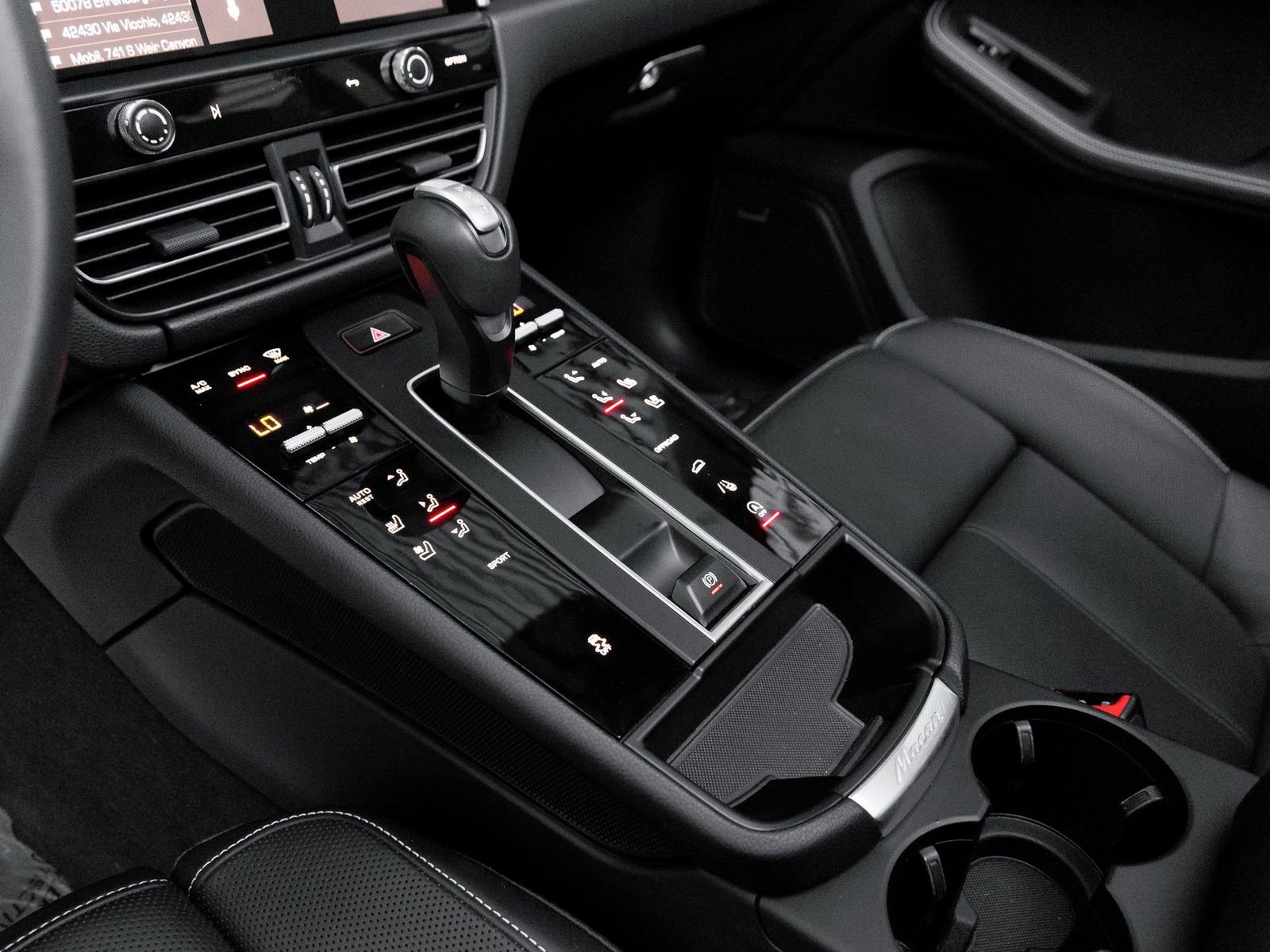 Used 2025 Porsche Macan AWD/4WD image 21