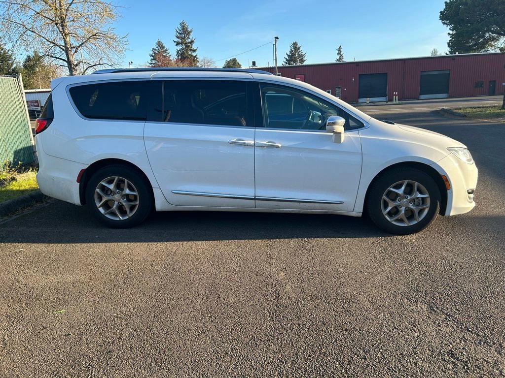 Used 2017 Chrysler Pacifica Limited w/ UConnect Theater Package image 4
