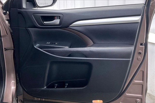 Used 2017 Toyota Highlander XLE image 22