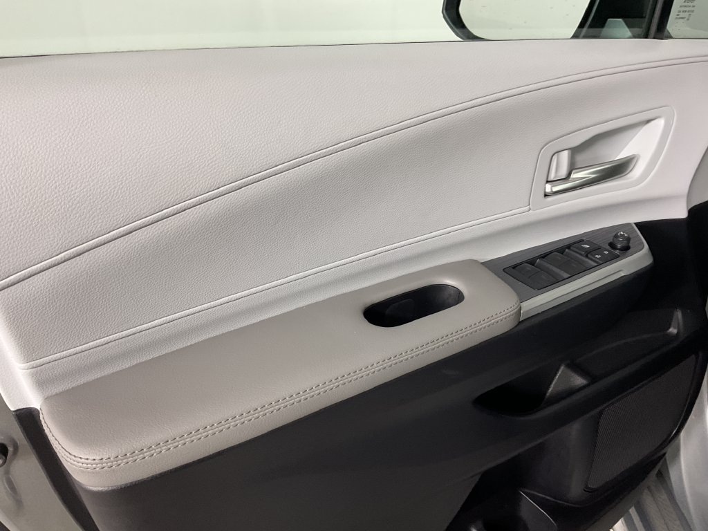 Certified 2025 Toyota Sienna XLE FWD image 17