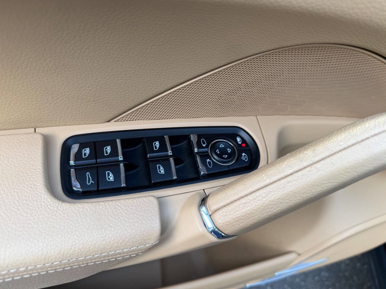 Used 2016 Porsche Cayenne AWD/4WD image 22