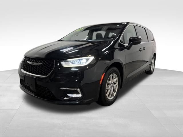 Used 2023 Chrysler Pacifica Touring-L FWD image 2