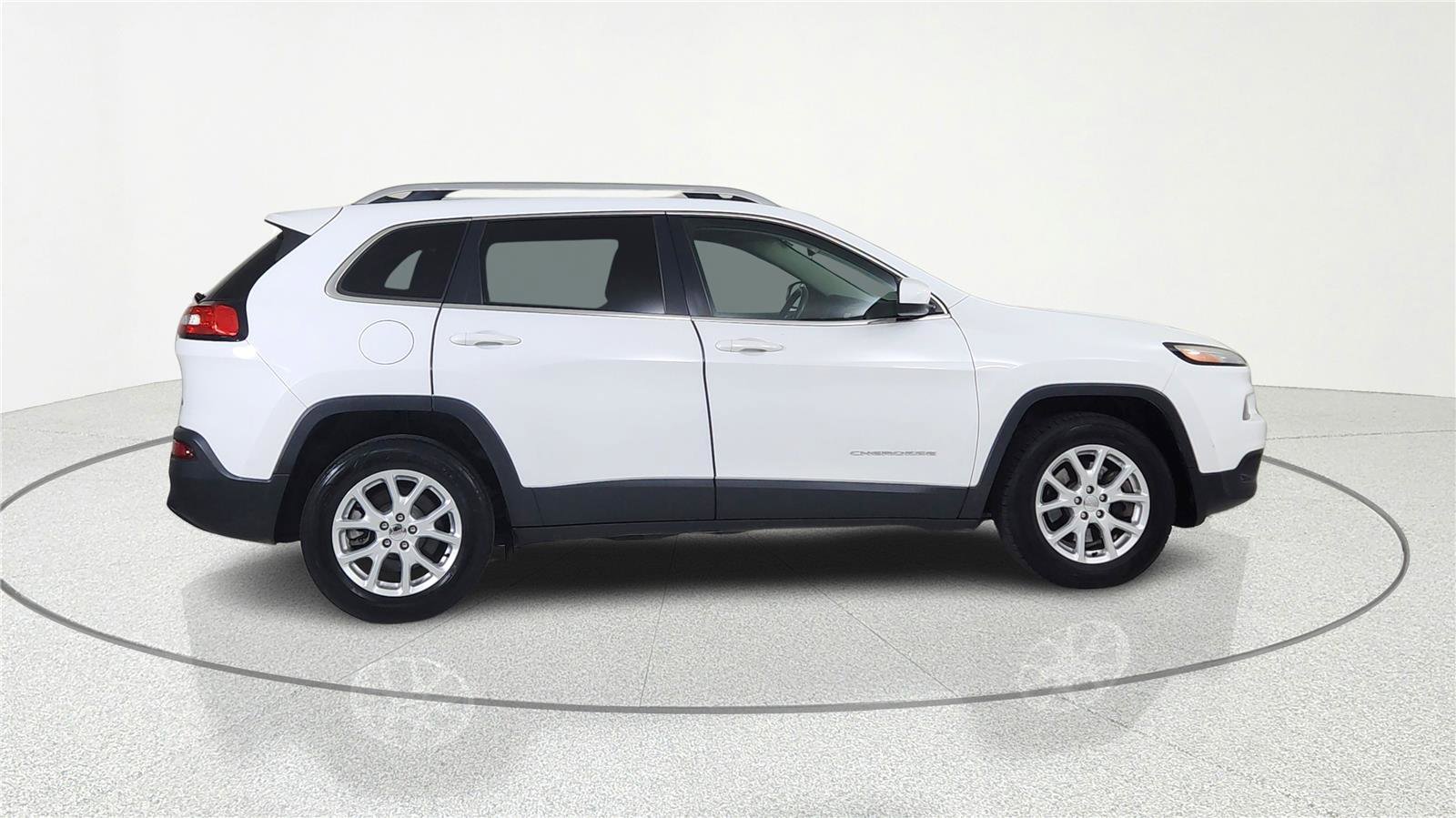 Used 2016 Jeep Cherokee Latitude w/ Comfort & Sound Group AWD/4WD image 4