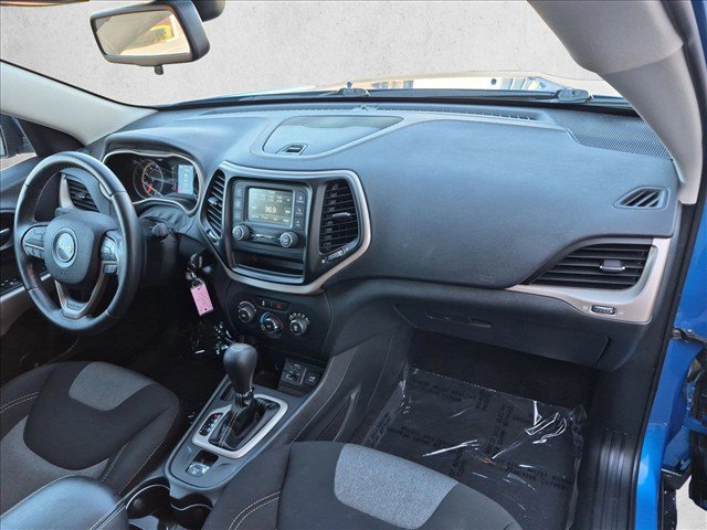 Used 2018 Jeep Cherokee Latitude w/ Altitude Package FWD image 20