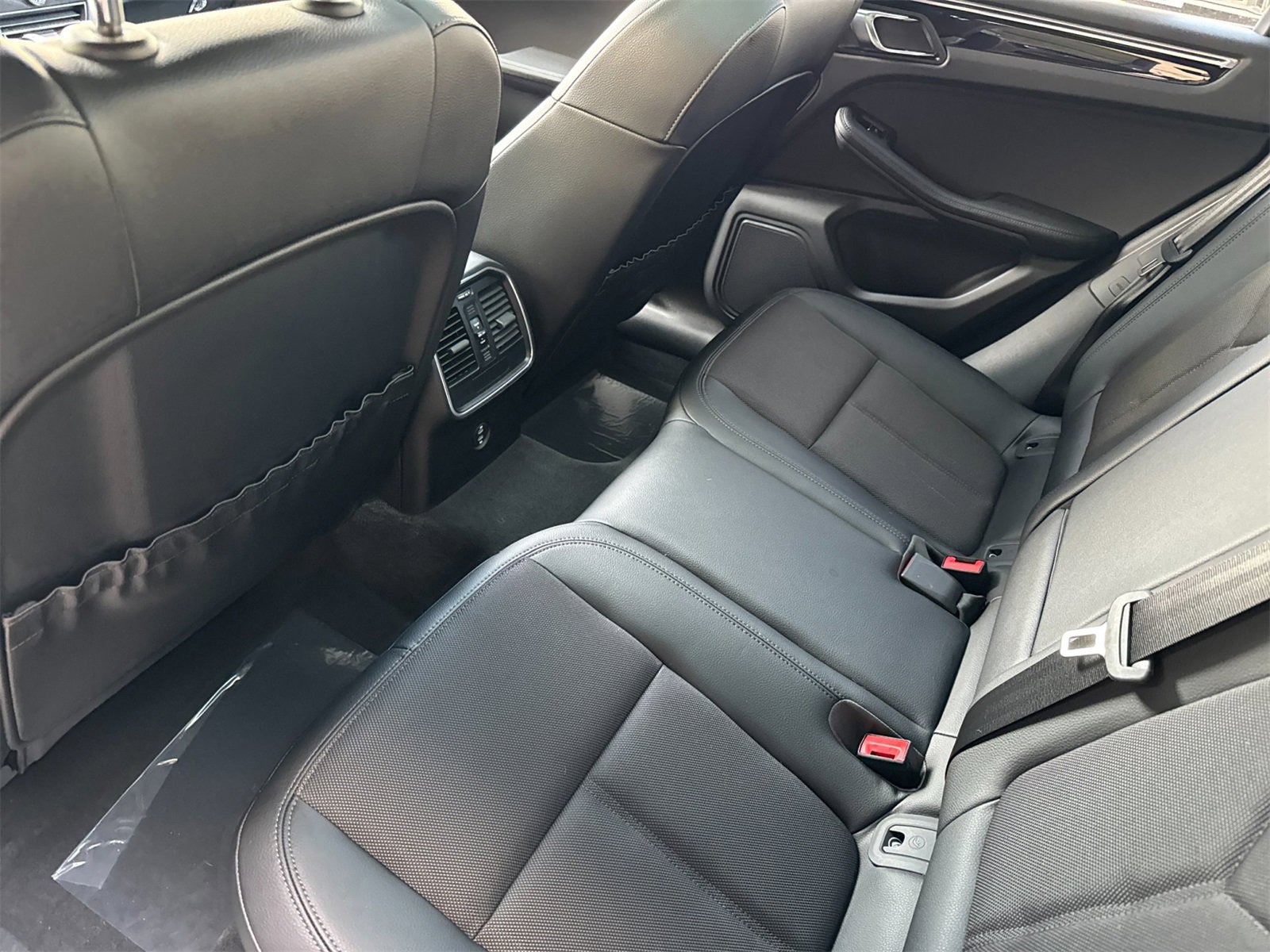 Used 2025 Porsche Macan image 14