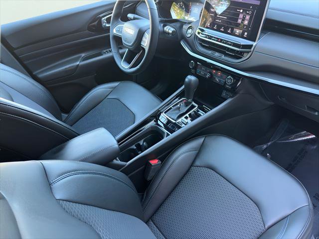 Used 2025 Jeep Compass Latitude w/ Convenience Group AWD/4WD image 35