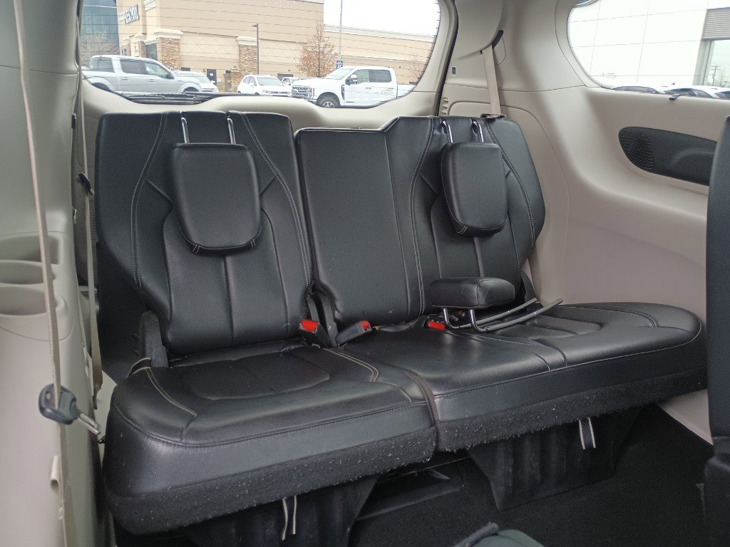 Used 2022 Chrysler Pacifica Touring-L w/ Uconnect Theater Family Group image 32