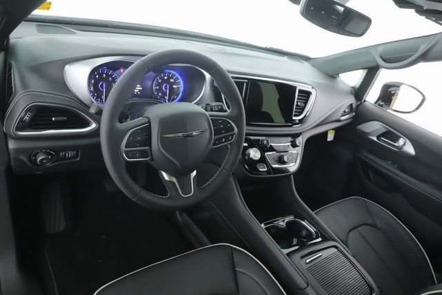 New 2026 Chrysler Pacifica Limited image 17