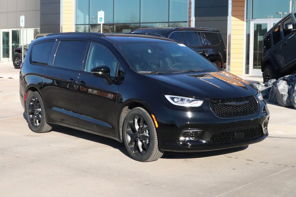New 2026 Chrysler Pacifica Select w/ S Appearance Package