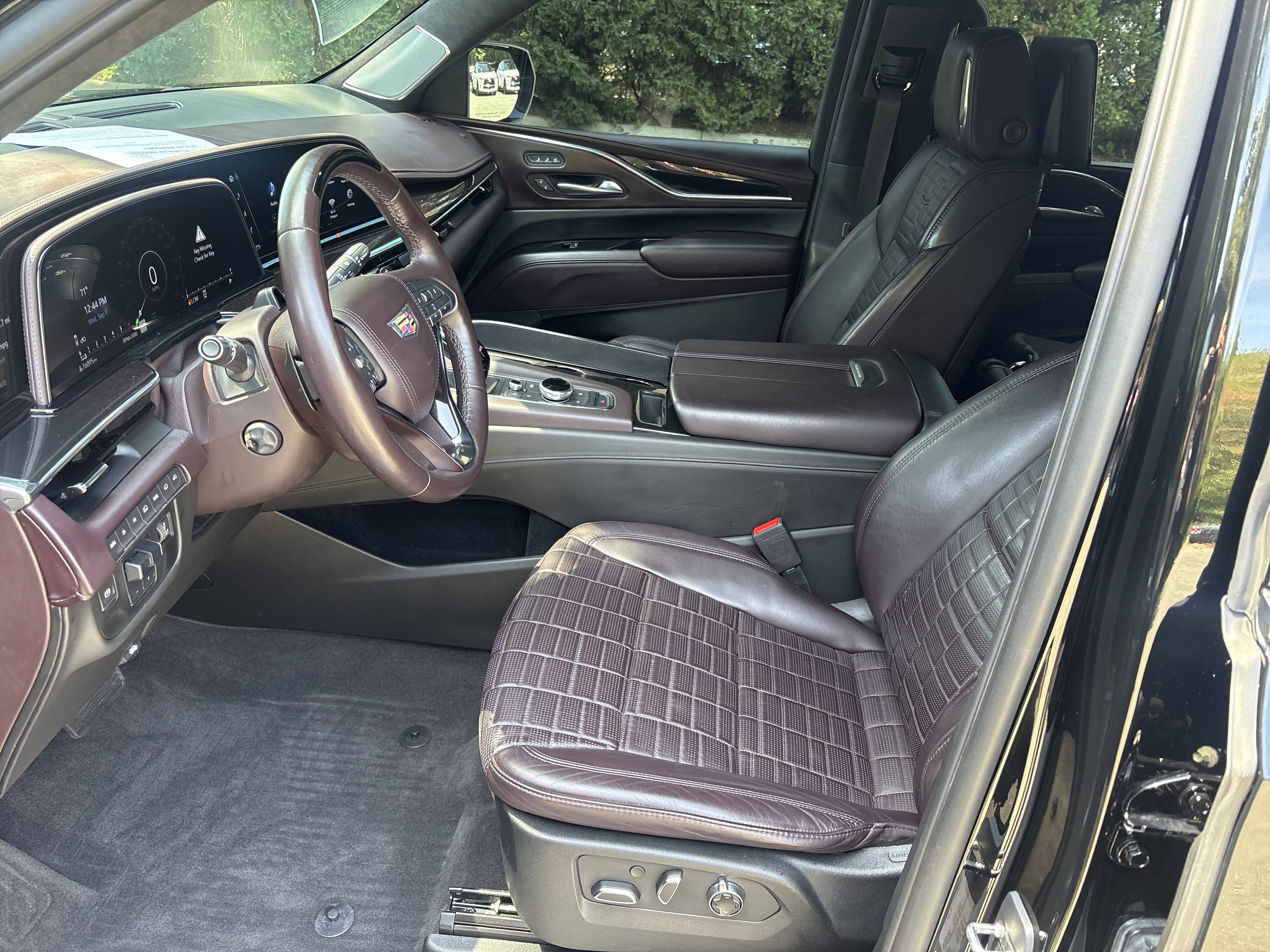 Used 2023 Cadillac Escalade Premium Luxury Platinum w/ LPO, Floor Liner Package AWD/4WD image 11