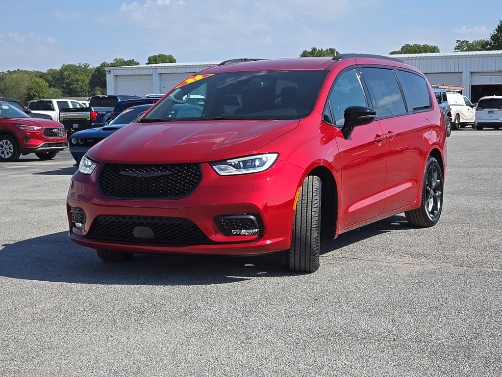 New 2026 Chrysler Pacifica Select image 3