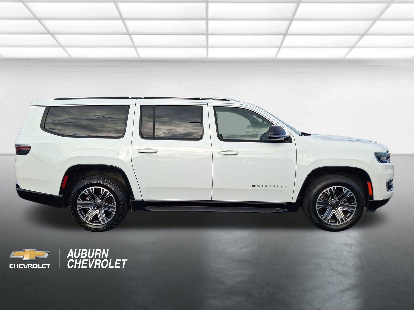 Used 2023 Jeep Wagoneer L Series II AWD/4WD image 2
