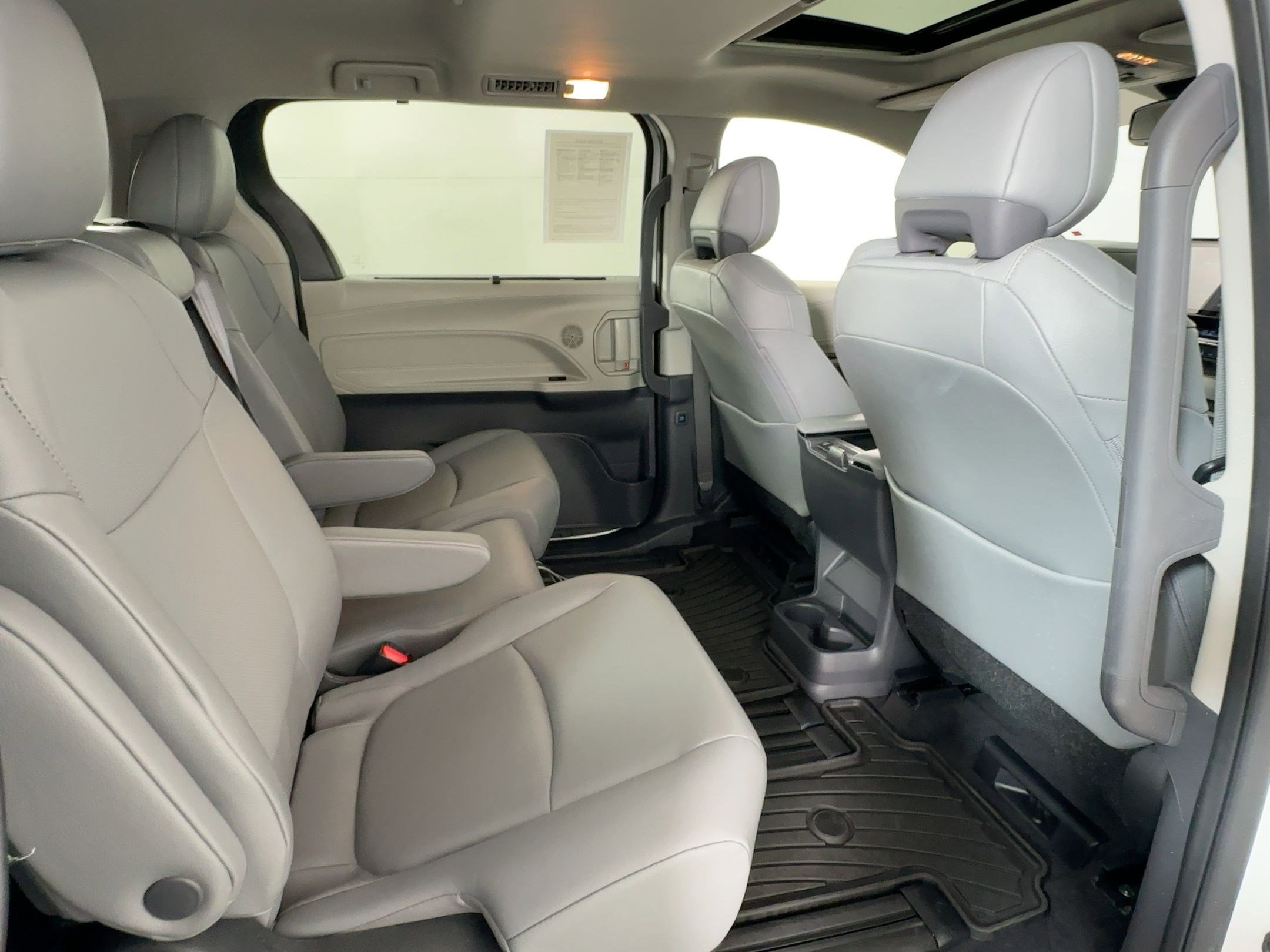 Used 2024 Toyota Sienna XLE image 29