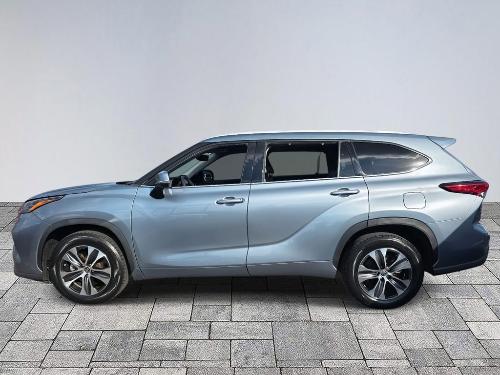 Used 2022 Toyota Highlander XLE FWD image 4