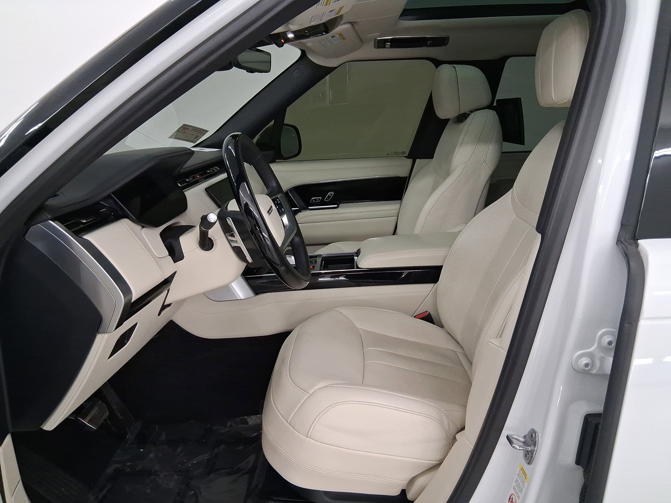 Certified 2023 Land Rover Range Rover Long Wheelbase Autobiography image 5