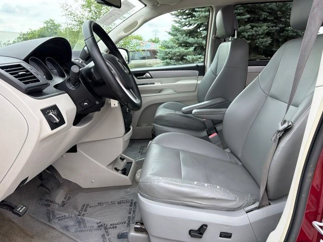 Used 2011 Volkswagen Routan SE FWD image 16