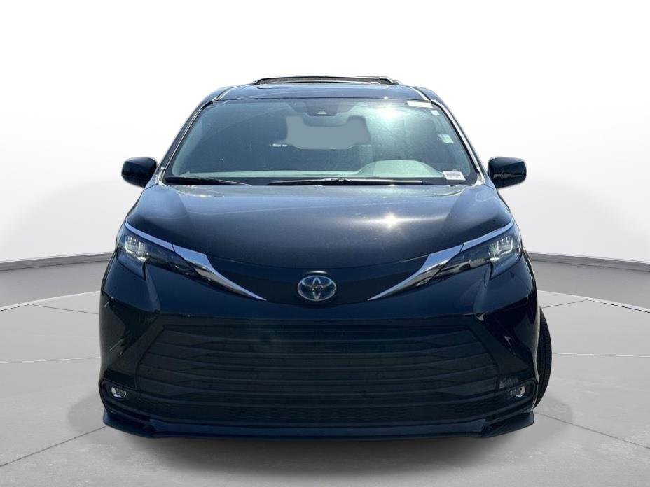 Used 2025 Toyota Sienna XLE image 3