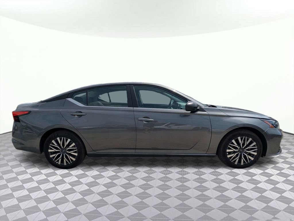 Used 2026 Nissan Altima 2.5 SV FWD image 2