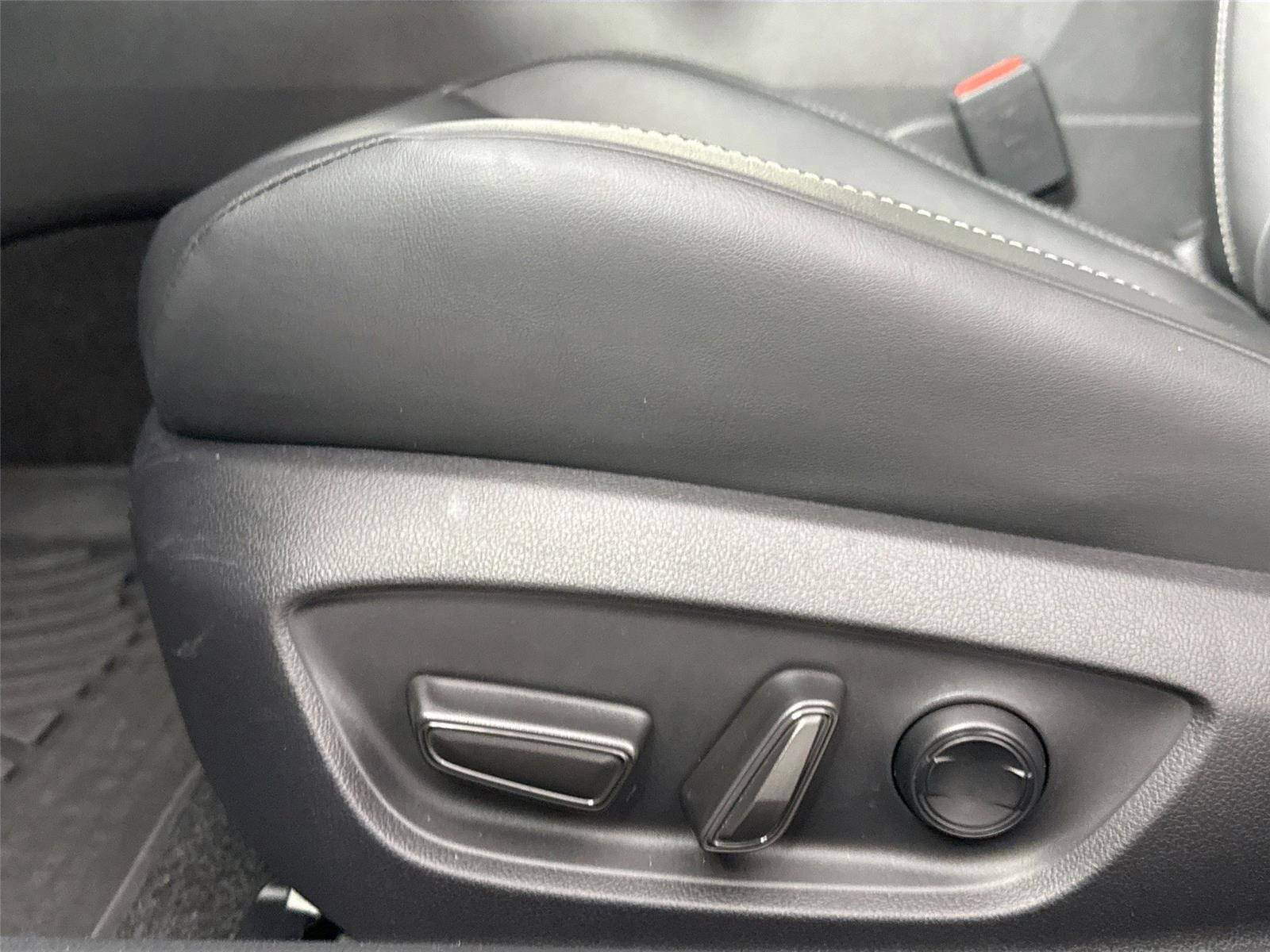 Certified 2025 Toyota Prius XLE FWD image 29