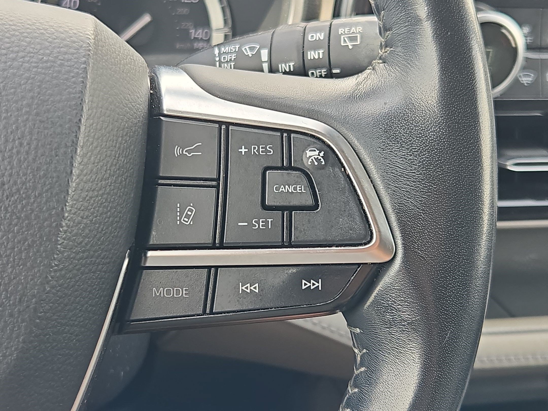 Used 2020 Toyota Highlander XLE FWD image 20