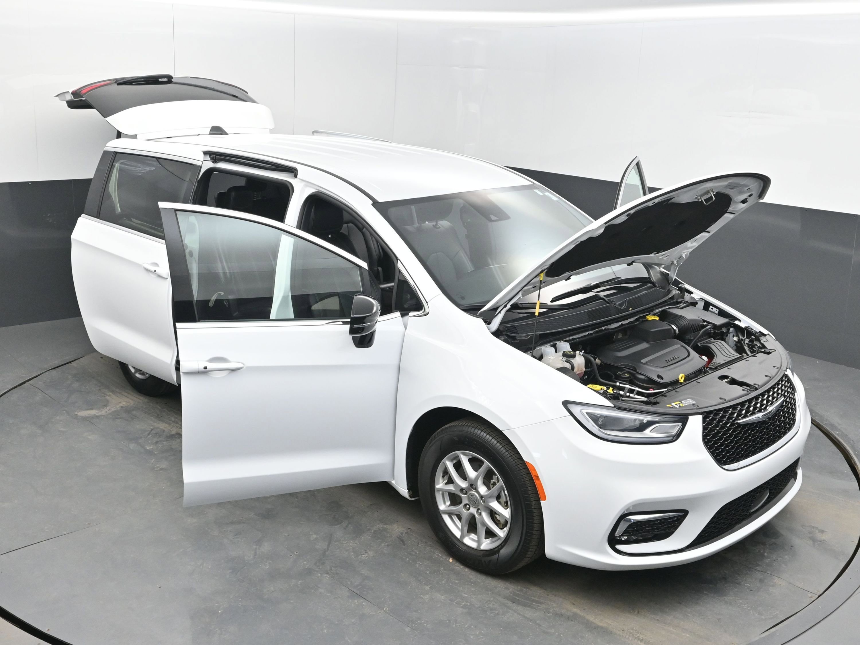 Used 2025 Chrysler Pacifica Select image 34