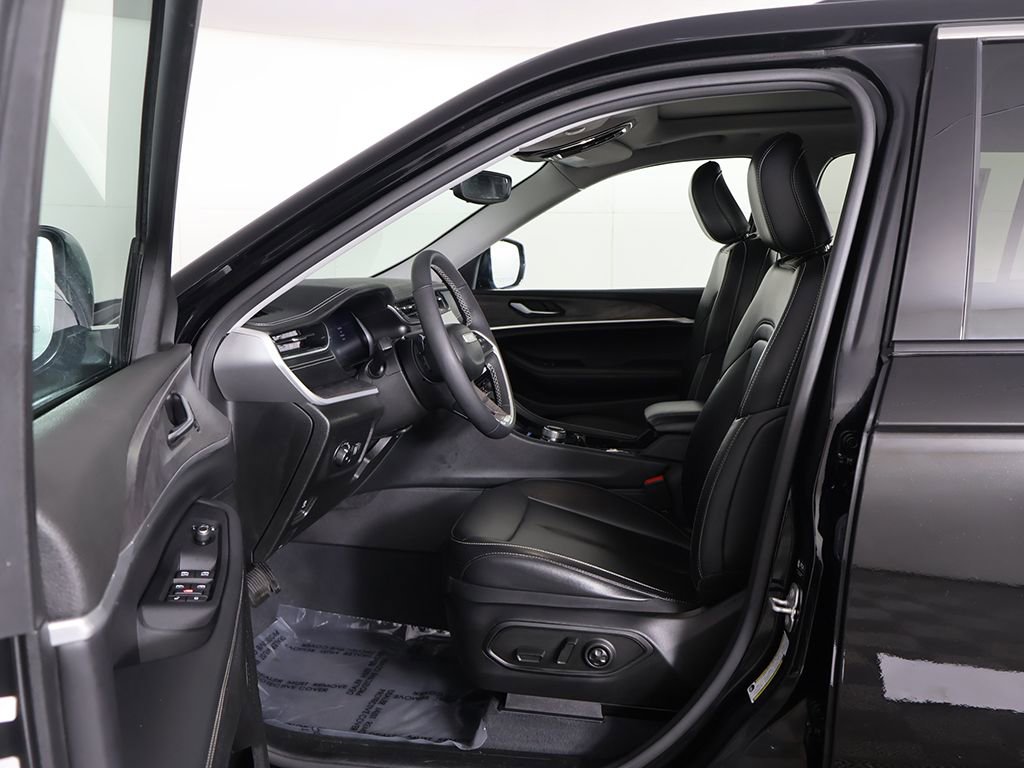 Used 2023 Jeep Grand Cherokee Limited AWD/4WD image 31