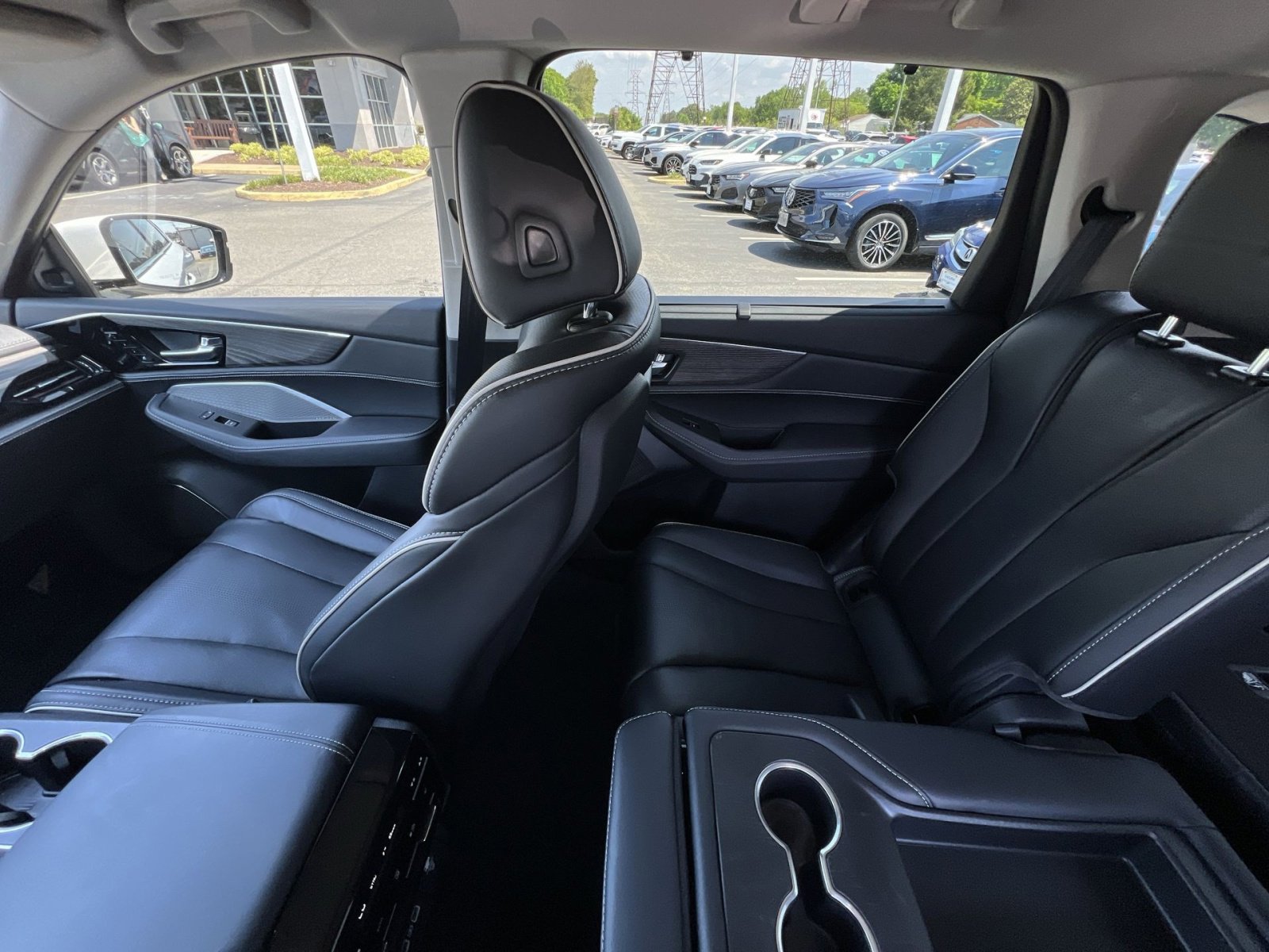 Used 2023 Acura MDX SH-AWD w/ Advance Package image 3