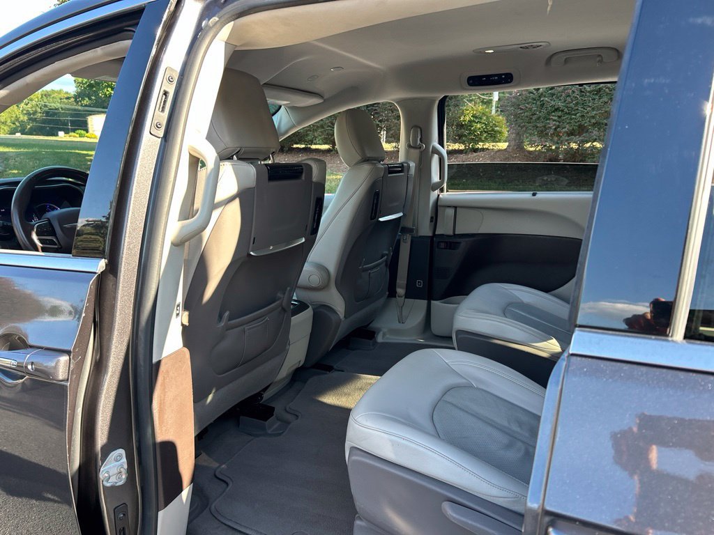 Used 2021 Chrysler Pacifica Touring-L w/ Uconnect Theater Family Group FWD image 44