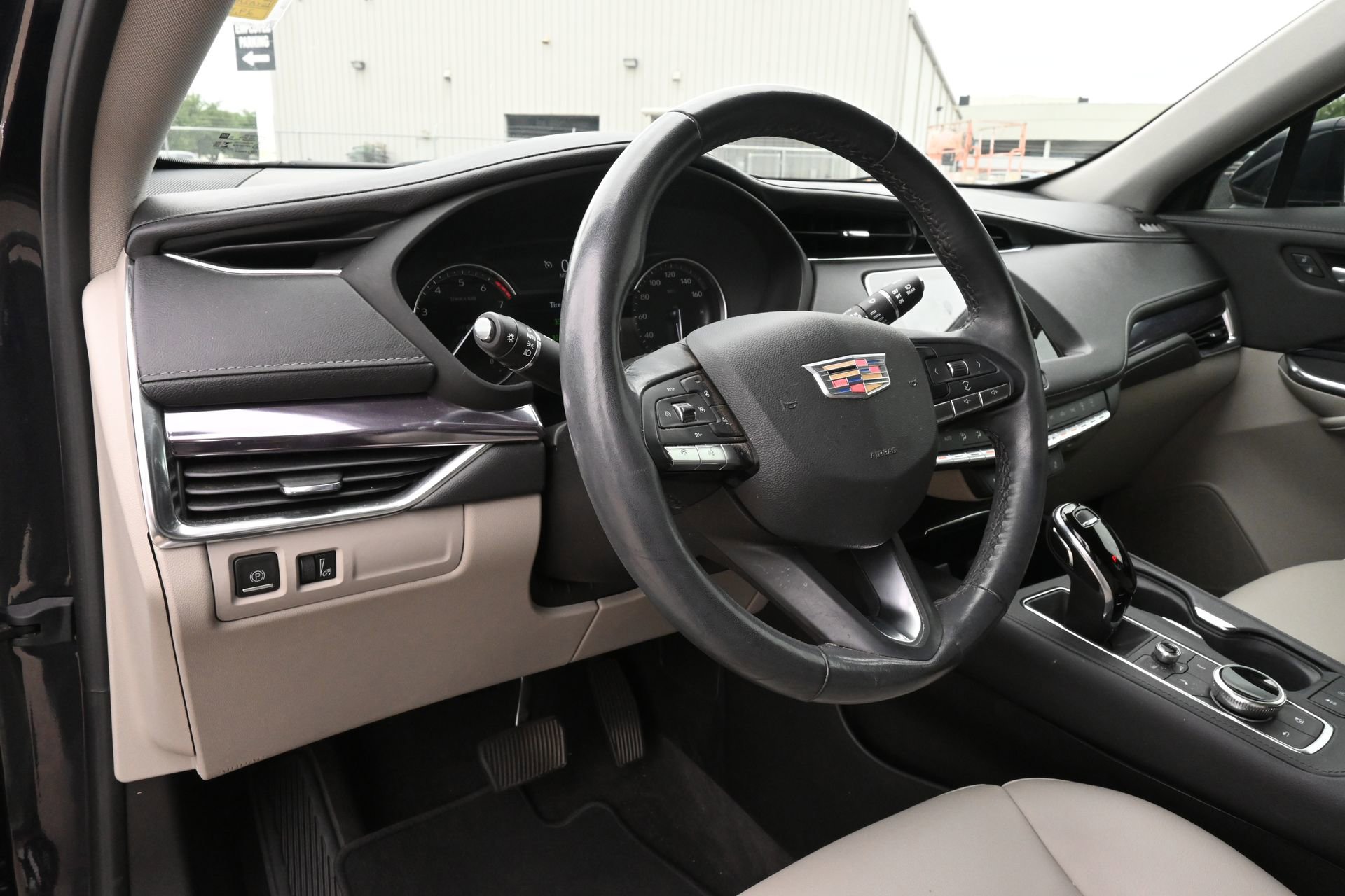 Used 2023 Cadillac XT4 Luxury w/ Cold Weather Package FWD image 17