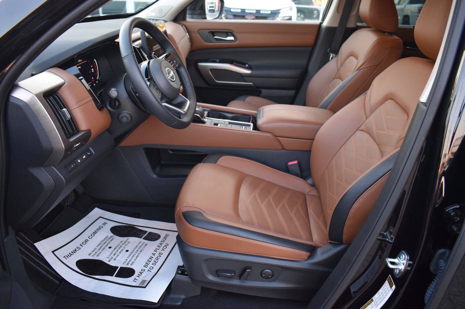 Used 2025 Nissan Pathfinder Platinum w/ Black Appearance Package FWD image 28
