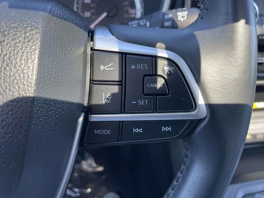 Used 2023 Toyota Highlander XLE AWD/4WD image 32