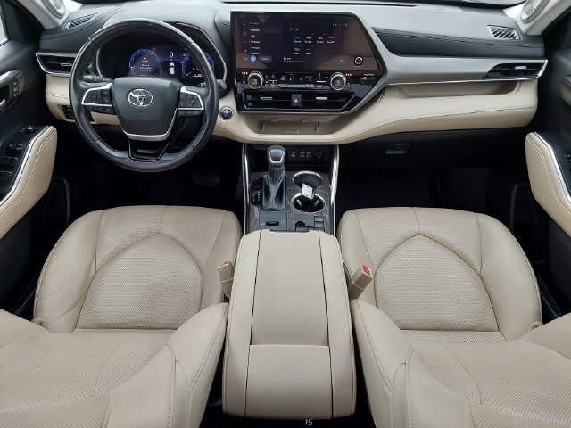 Used 2023 Toyota Highlander Limited FWD image 3