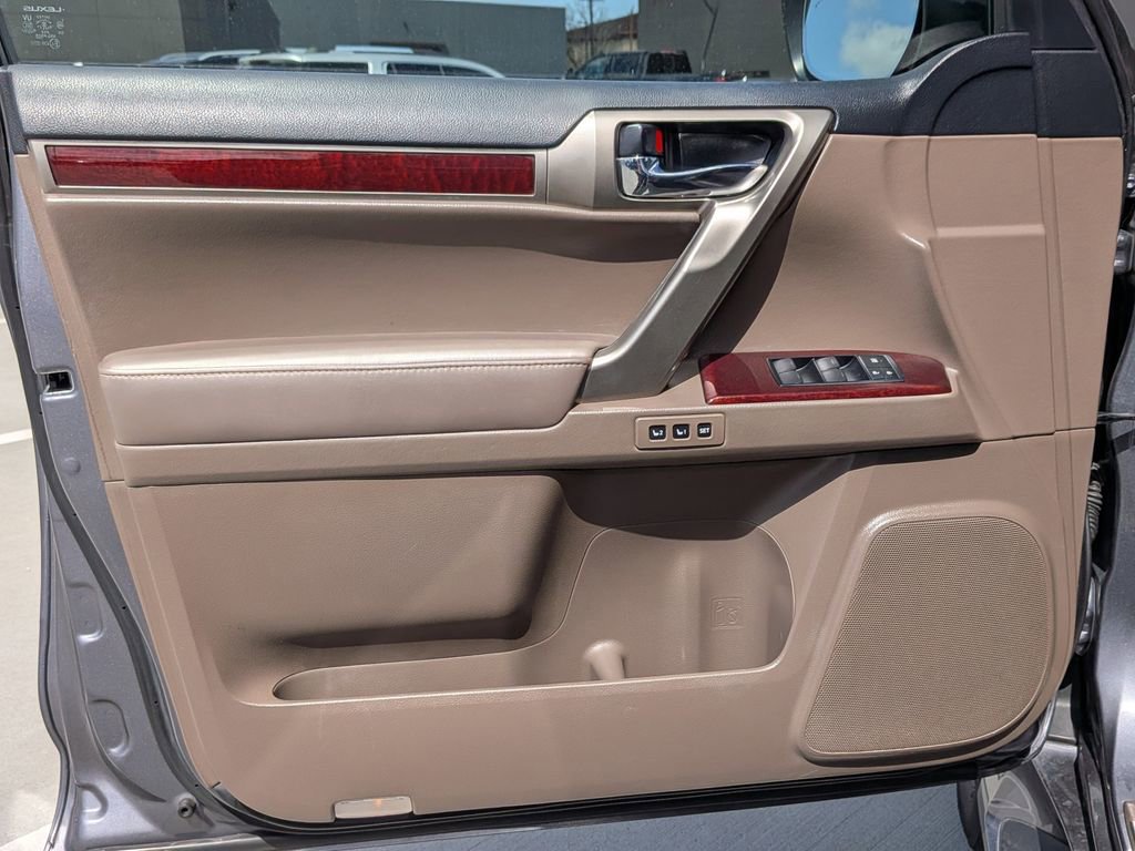 Used 2018 Lexus GX 460 Premium w/ Premium Package image 9