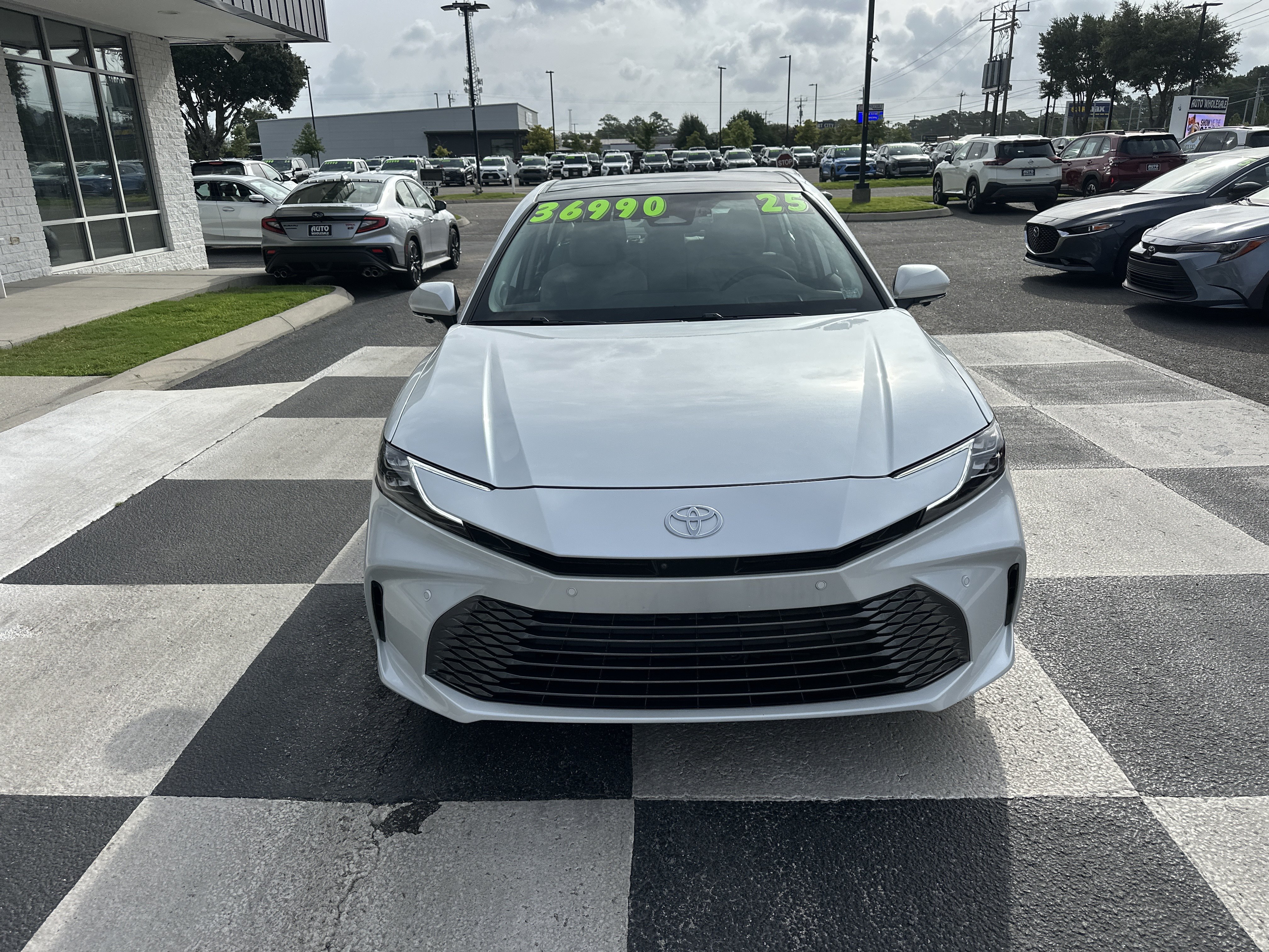 Used 2025 Toyota Camry XLE w/ Premium Plus Package FWD image 2