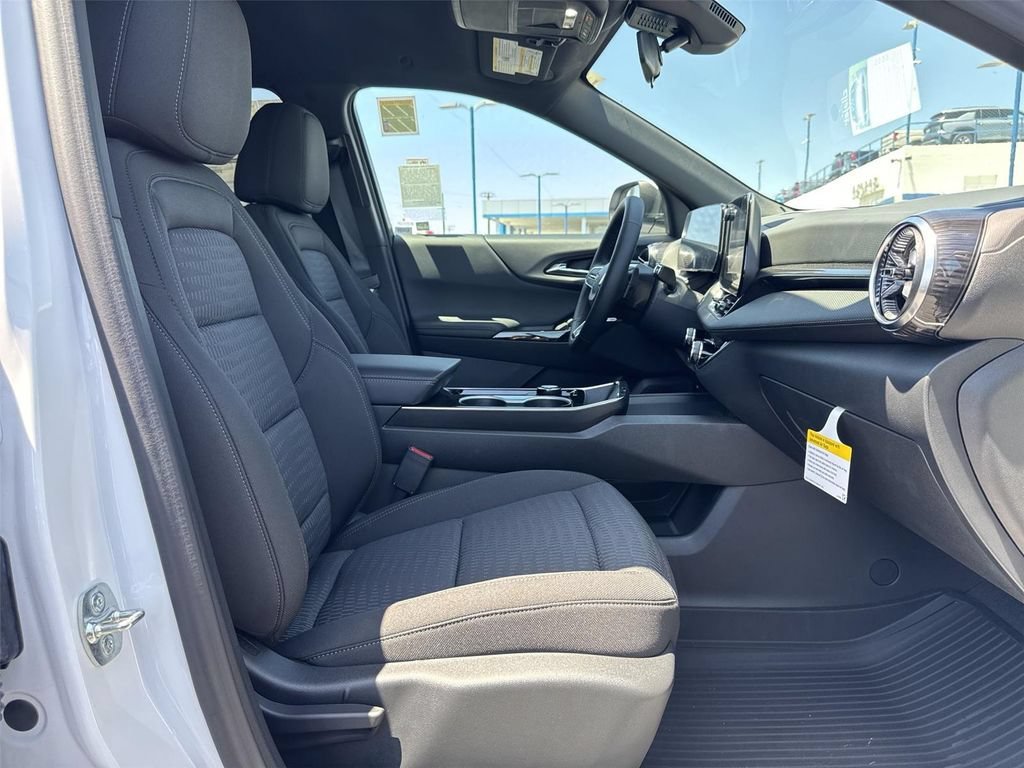 New 2027 Chevrolet Equinox LT w/ LPO, Floor Liner Package FWD image 32