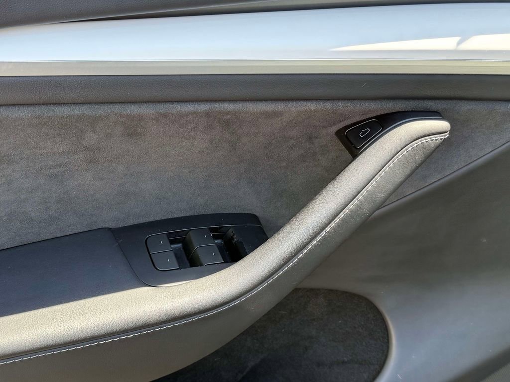 Used 2024 Tesla Model Y Long Range AWD/4WD image 21