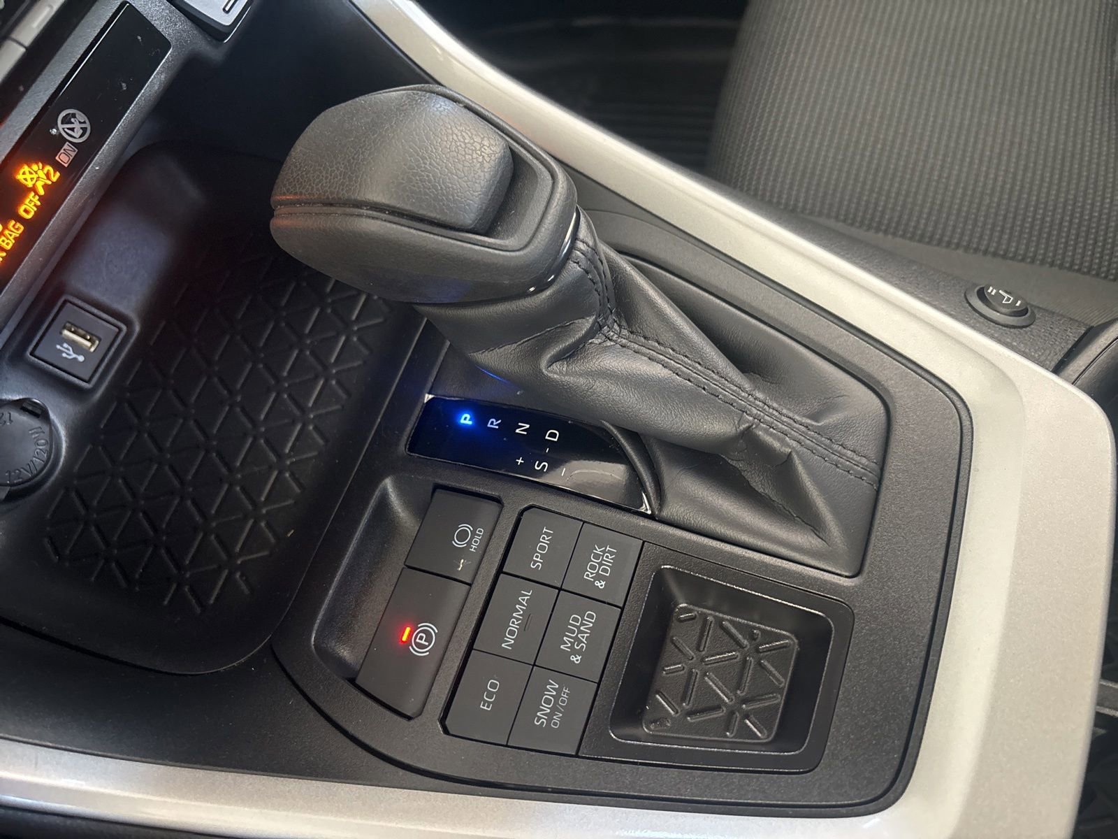 Used 2025 Toyota RAV4 LE AWD/4WD image 22