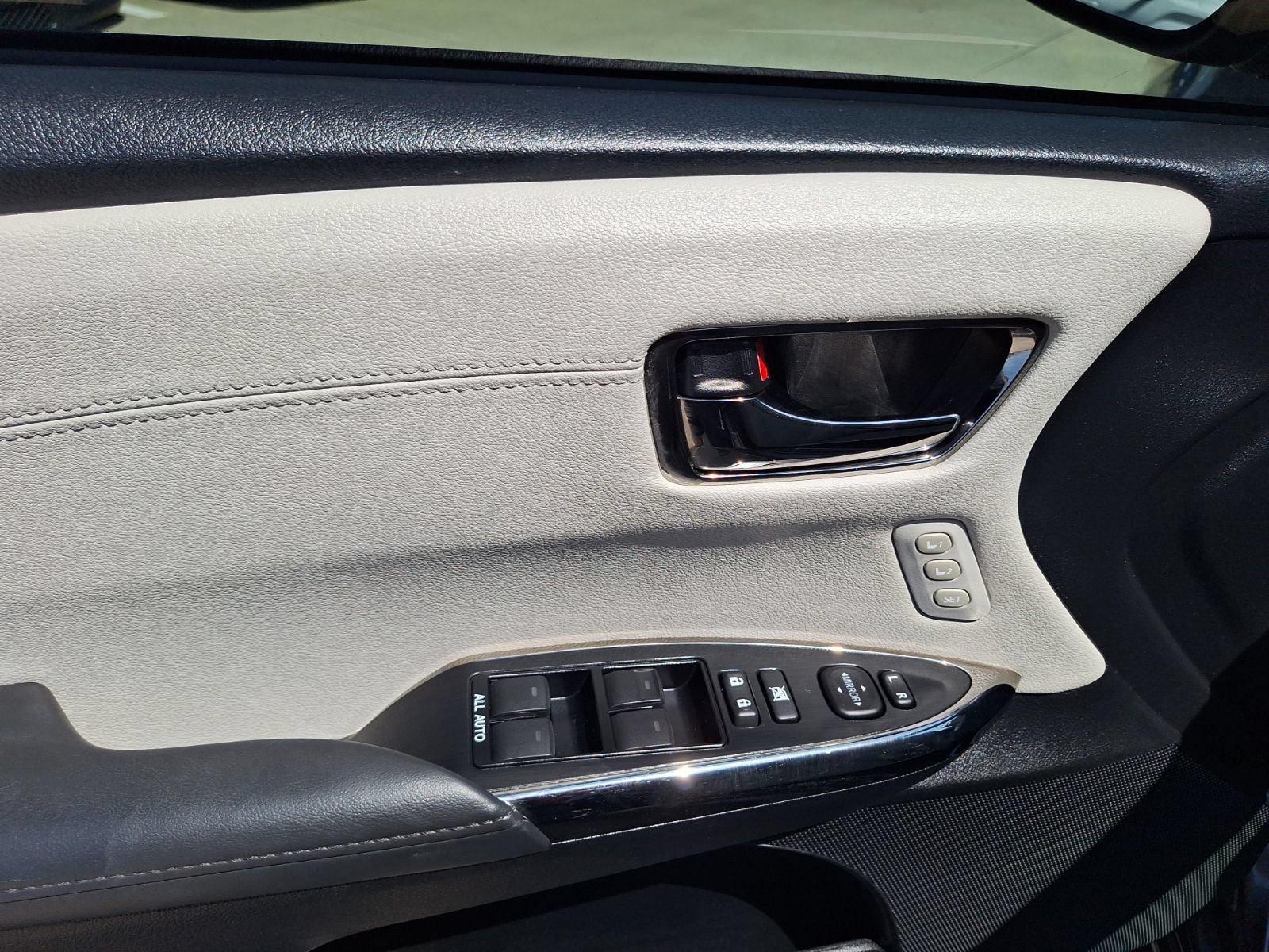 Used 2016 Toyota Avalon XLE Premium FWD image 18