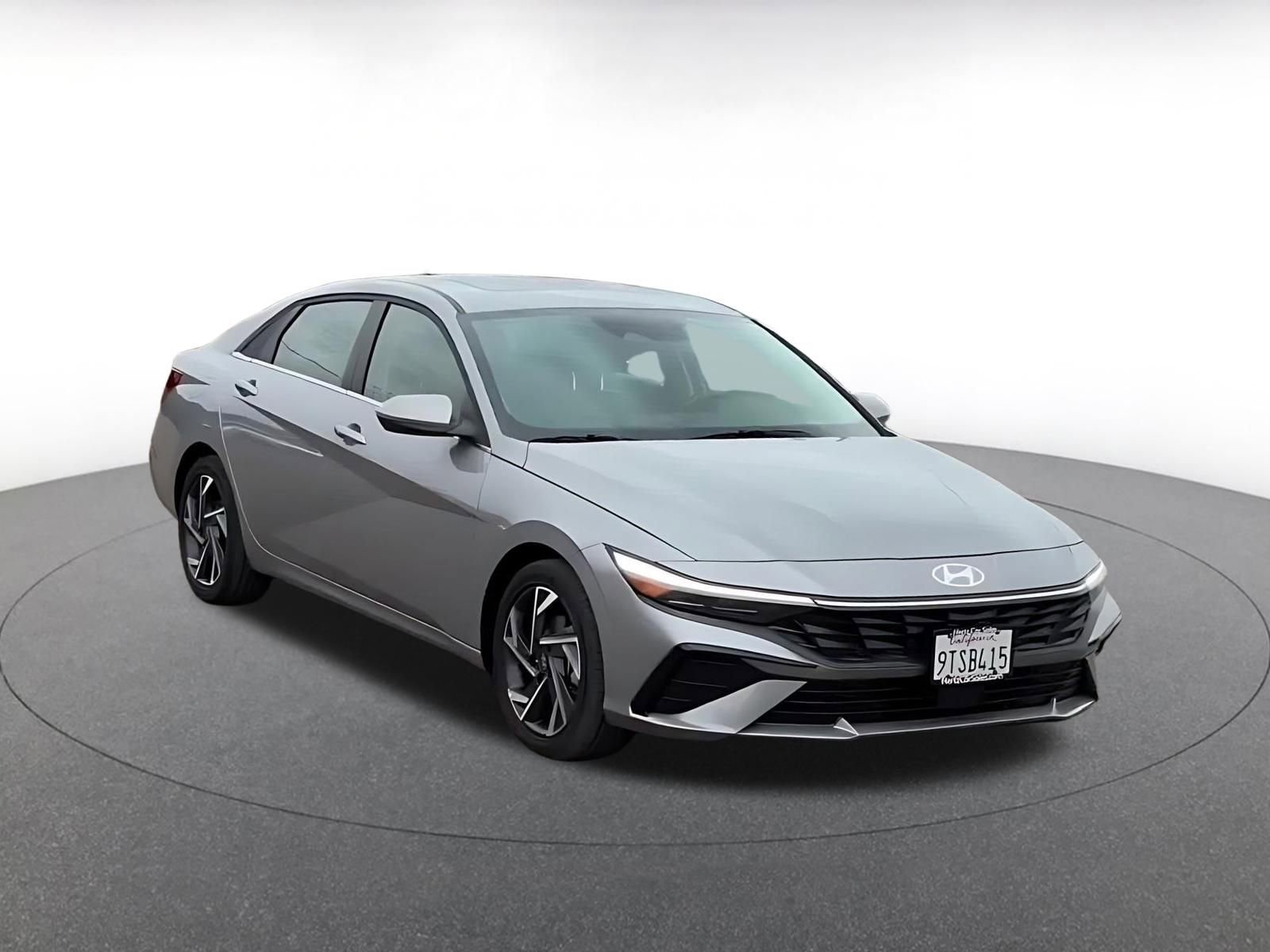 Used 2025 Hyundai Elantra Limited image 3