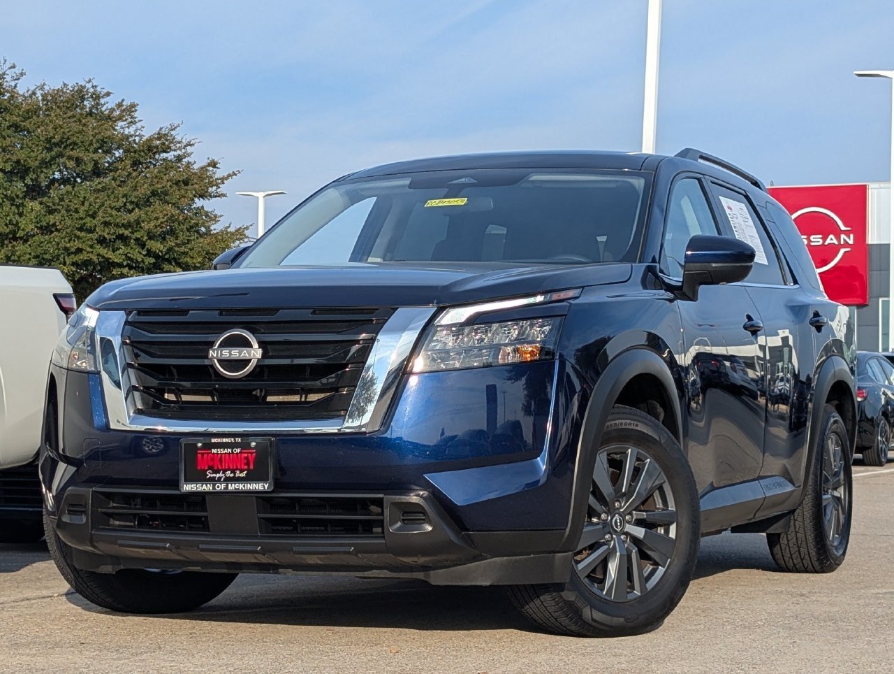 Used 2024 Nissan Pathfinder SV FWD image 2