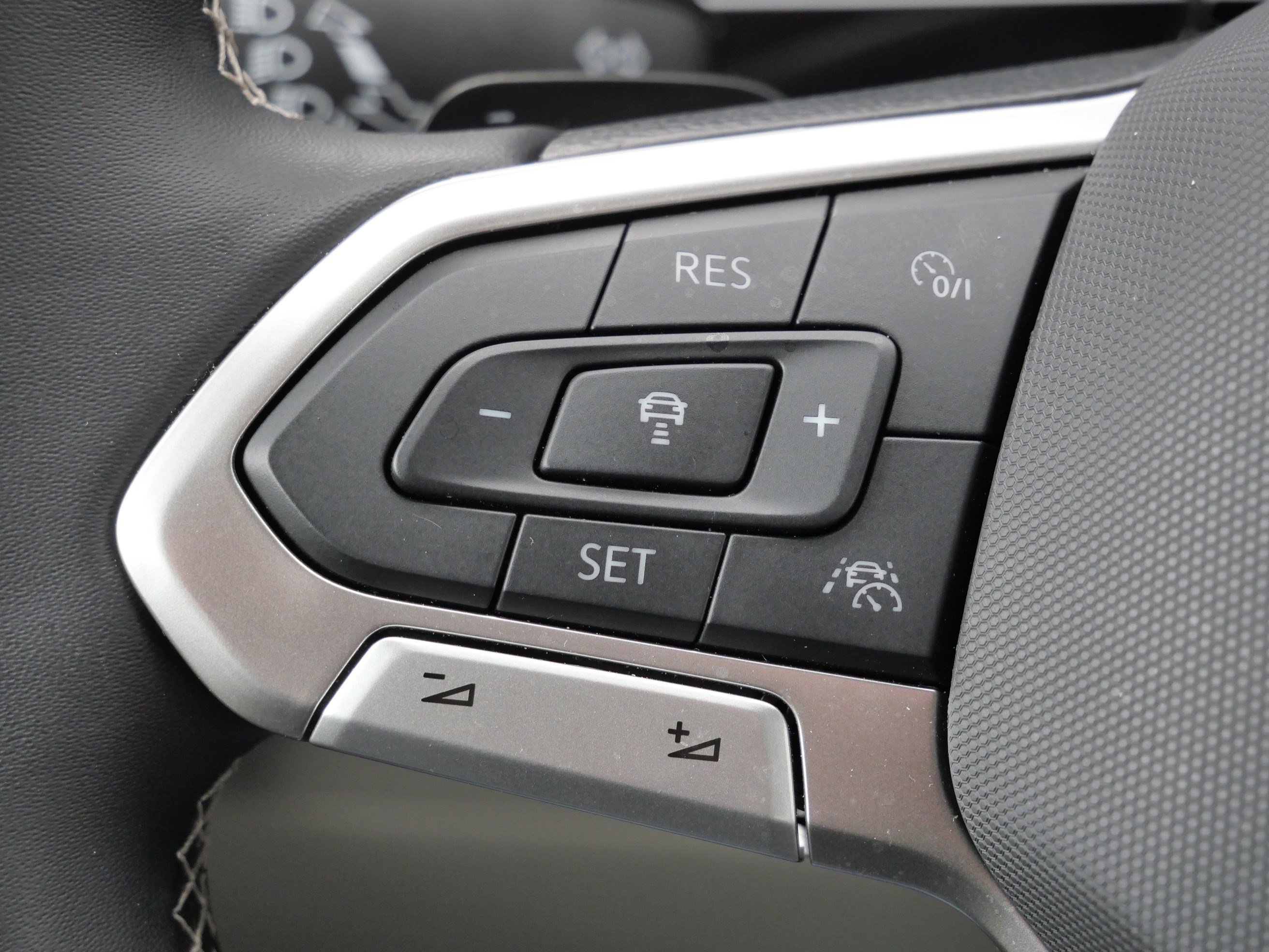 Certified 2025 Volkswagen Atlas SE image 31