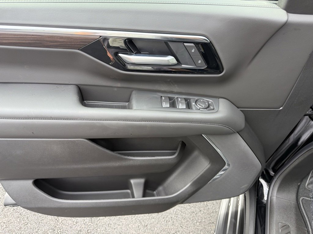 New 2026 Chevrolet Suburban LS image 13