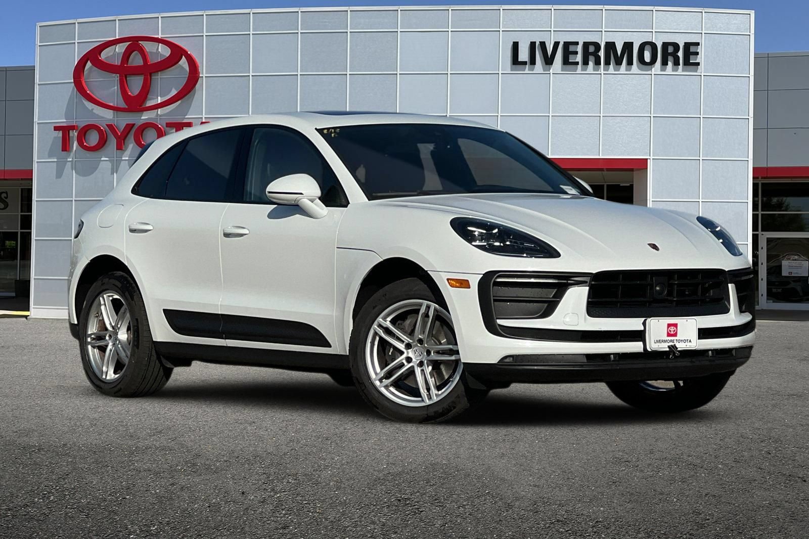 Used 2024 Porsche Macan AWD/4WD image 2
