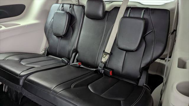 Used 2023 Chrysler Pacifica Touring-L FWD image 17