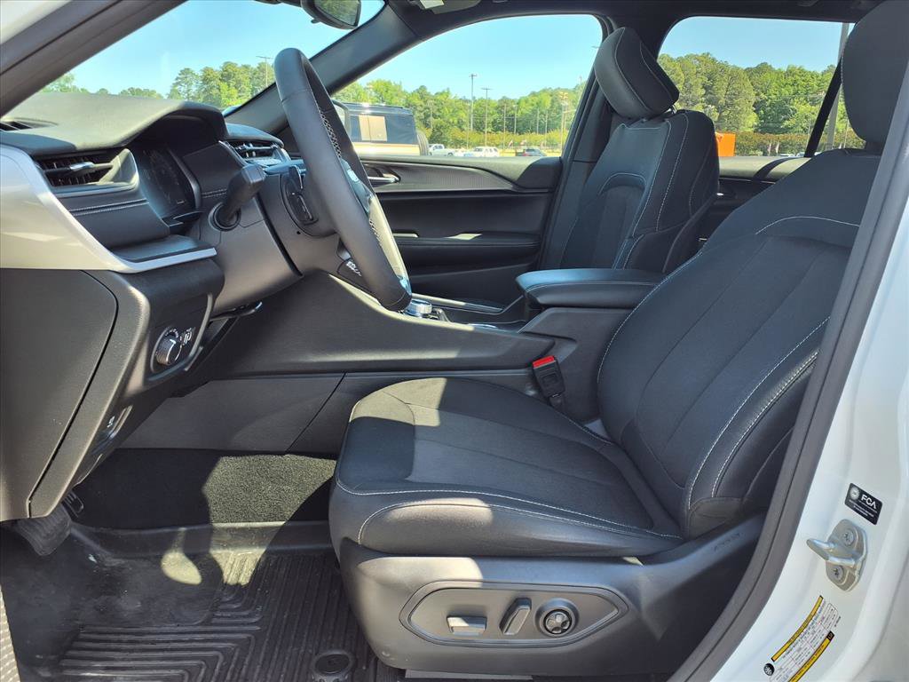 Used 2024 Jeep Grand Cherokee Laredo X w/ Luxury Tech Group I AWD/4WD image 3