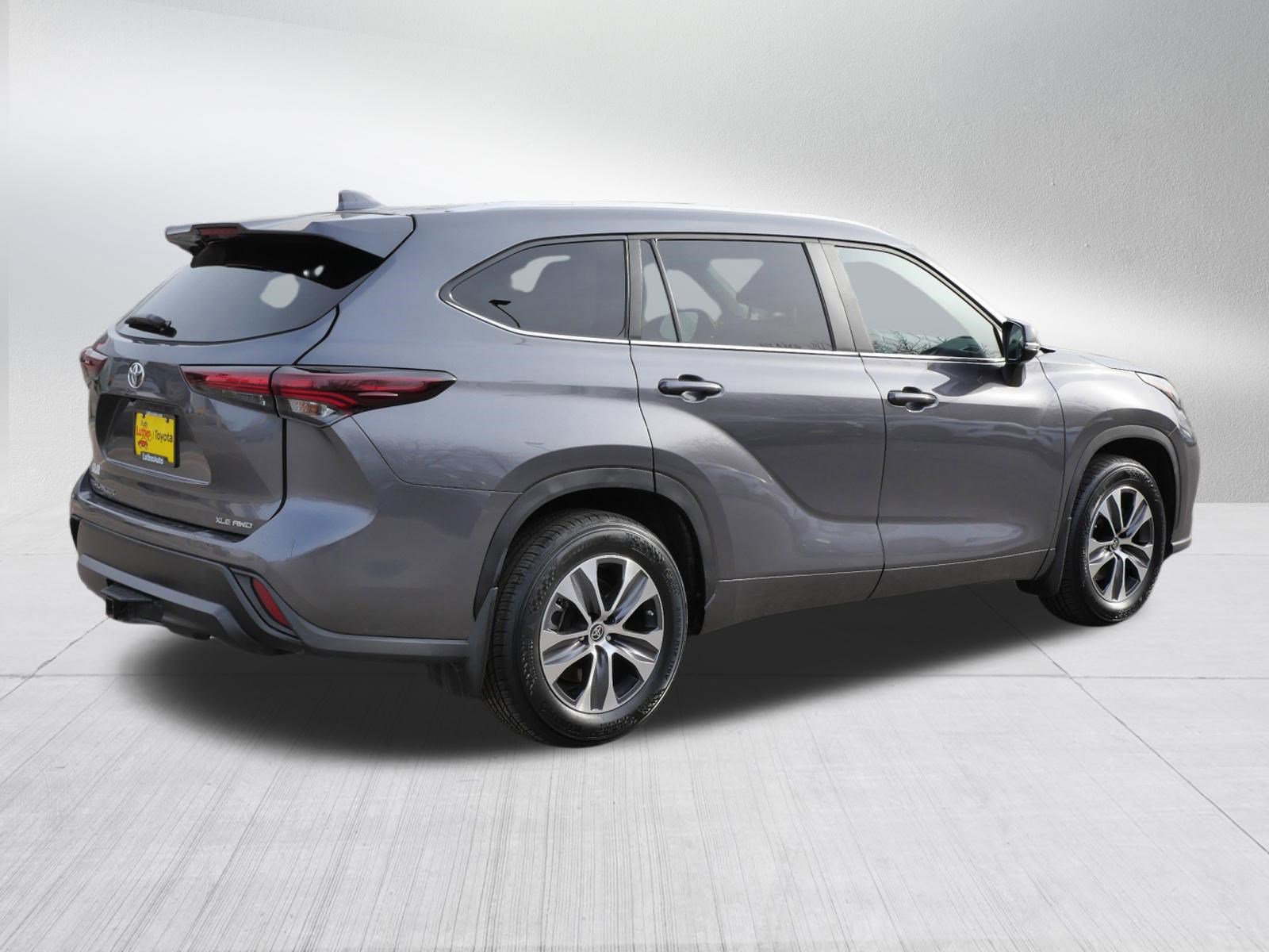 Certified 2024 Toyota Highlander XLE image 8